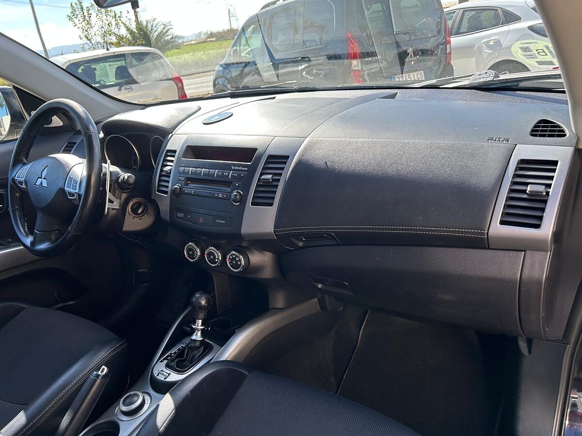 MITSUBISHI OUTLANDER 2.2 TDI AUTO 4X4 SPANISH LHD IN SPAIN 165000 MILES 7 SEATS 2010